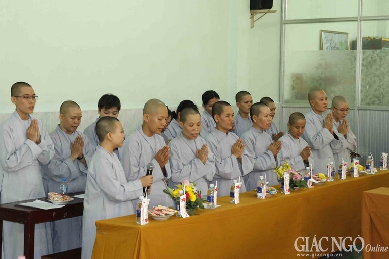 Ni sinh lớp Sơ cấp Phật học quận 8